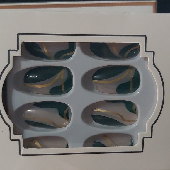 NEW Lot of 3 press on nails - Picture 3 of 4